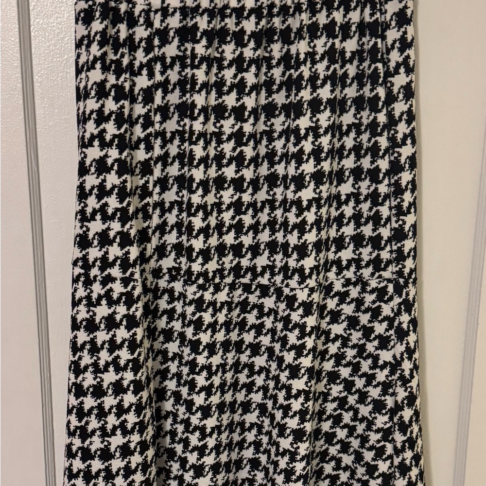 Elegant Black and White Houndstooth A-Line Skirt